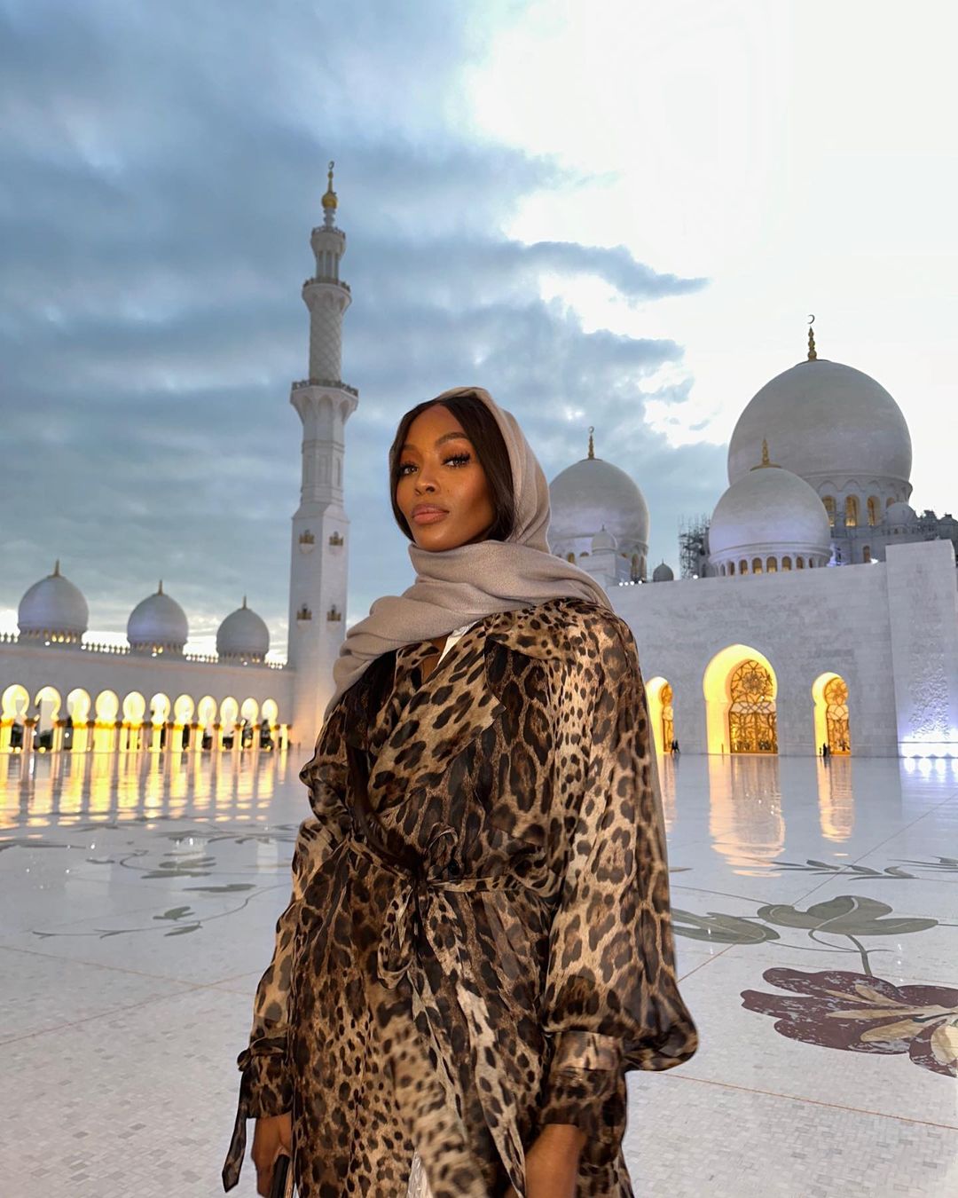 Наоми Кембъл води невръстната си дъщеря в Голямата джамия Шейх Зайед в Абу Даби, дефилира с глава на черен вълк (ВИДЕО)