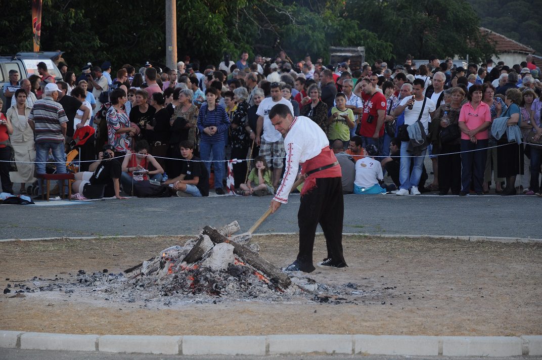 Огненият "панагир" в село Българи - 1! Автентичният нестинарският ритуал е възстановен изцяло по разказите на баба Злата