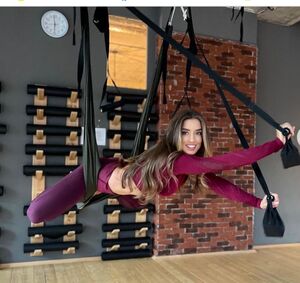 Саня Борисова вае тяло и разпуска с въздушна йога