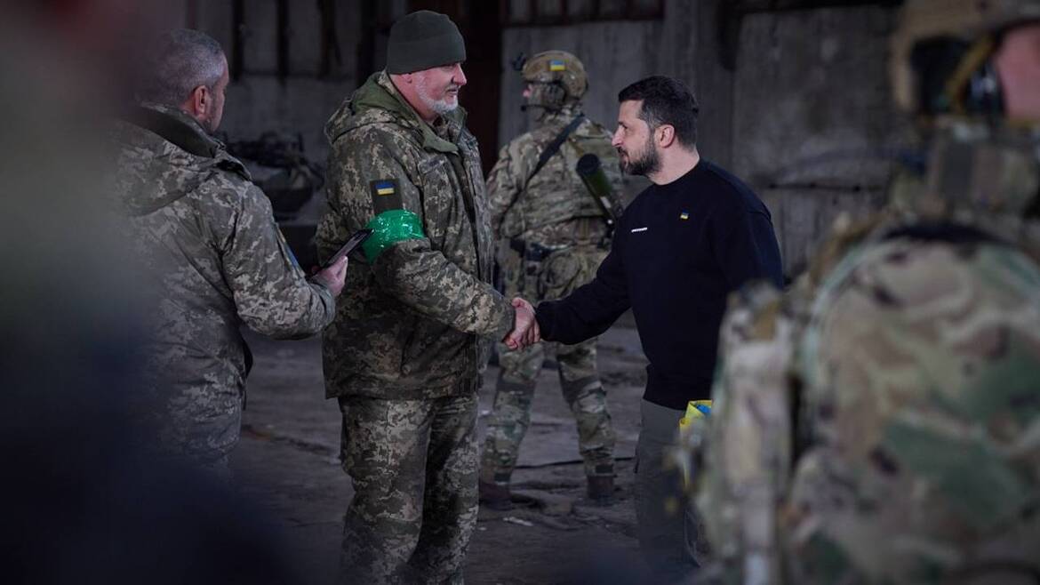 Зеленски посети украинските войски край Бахмут и връчи медали