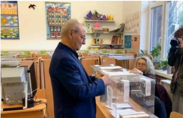 Ахмед Доган гласува в ранни зори! Дума не обели, само се усмихна загадъчно