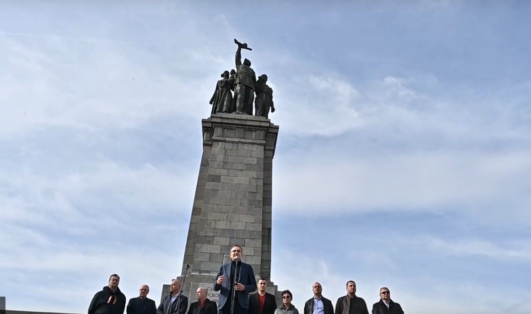 9 май! Зрее напрежение пред паметника на Съветската армия