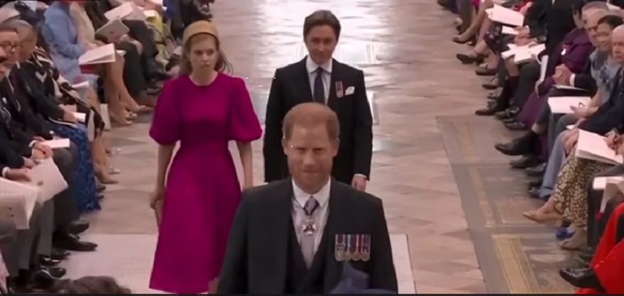 Принц Хари уважи коронацията на баща си, не излезе с него на балкона на двореца