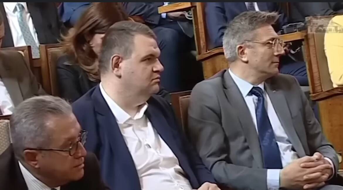 Скандал в парламента след избирането на Делян Пеевски! „Възраждане“ му ударили рамо