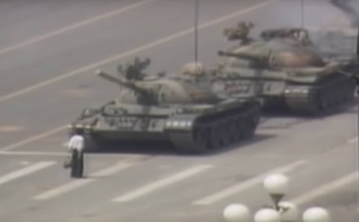 През нощта на 3 срещу 4 юни 1989 г. китайската армия разгромява студентските протести на площад „Тянанмън“
