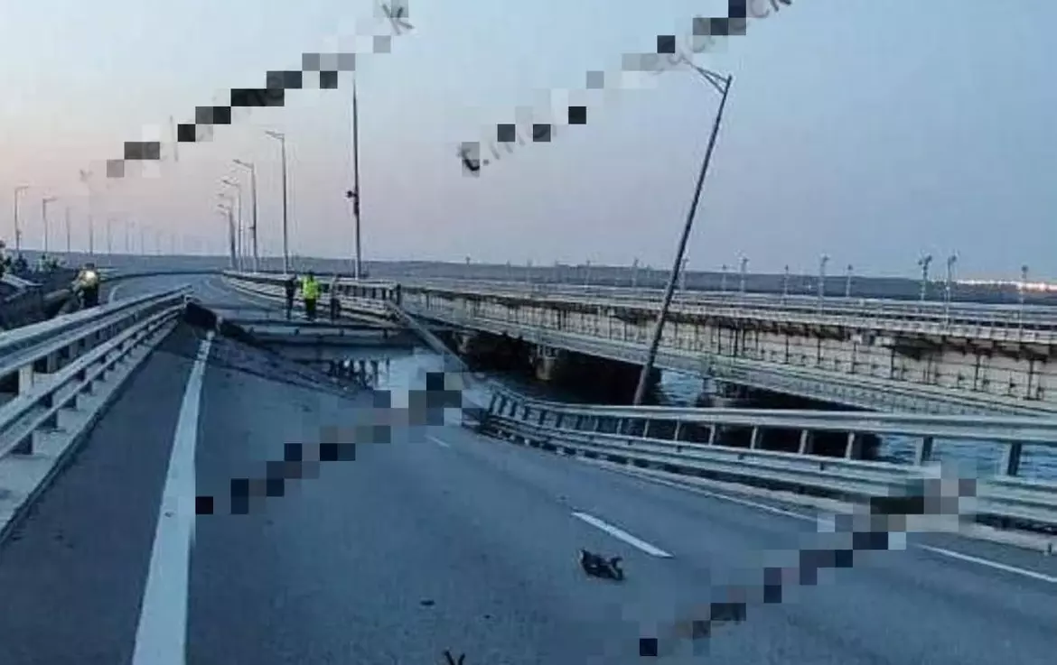 По Кримския мост са нанесени два ракетни удара