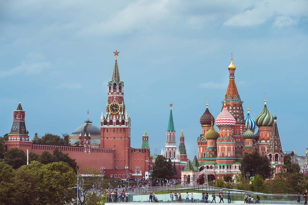 В Русия си арестуваха половината Министерството на отбраната за измами