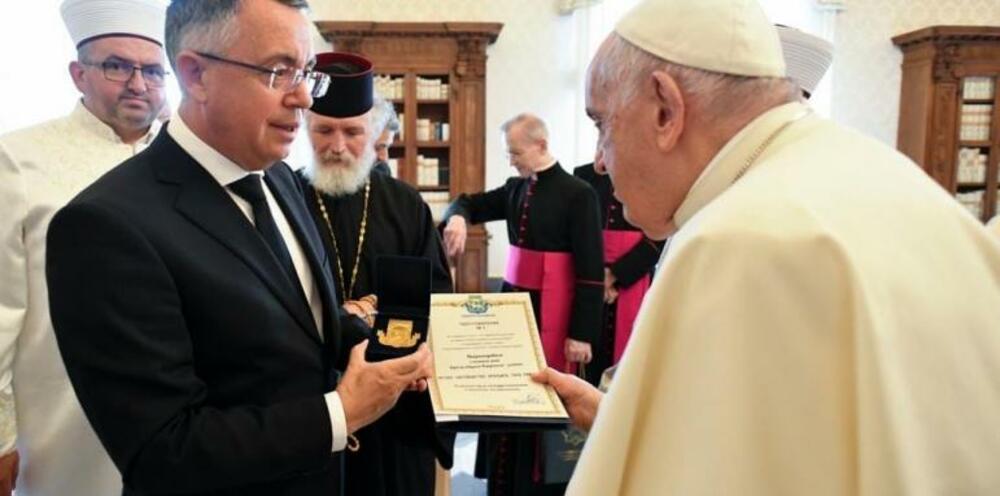 Хасан Азис занесе на папа Франциск беценен дар от Перперикон от 10-и век