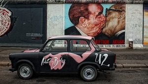 В Берлин днес отбелязват 62-ата годишнина от издигането на Берлинската стена