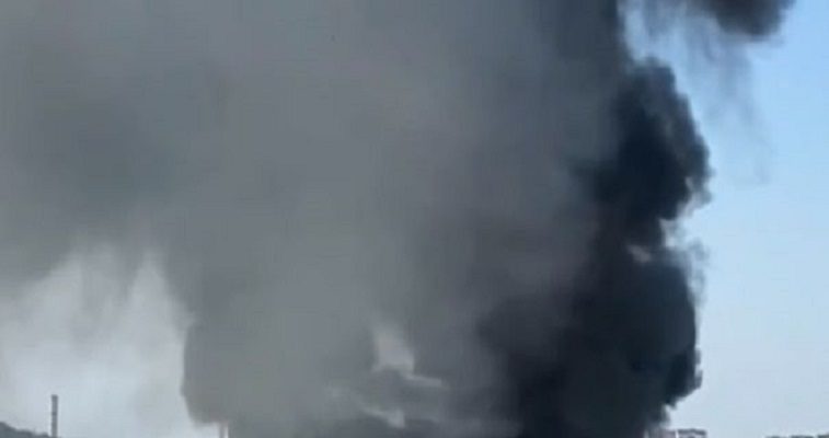Огромен пожар избухна в руска военна част в столицата на Крим