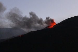 Вулканът Етна на италианския остров Сицилия се събуди тази нощ и изхвърли гореща лава