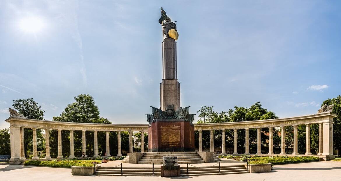 Паметникът на Съветската армия във Виена стои не по желание на австрийците