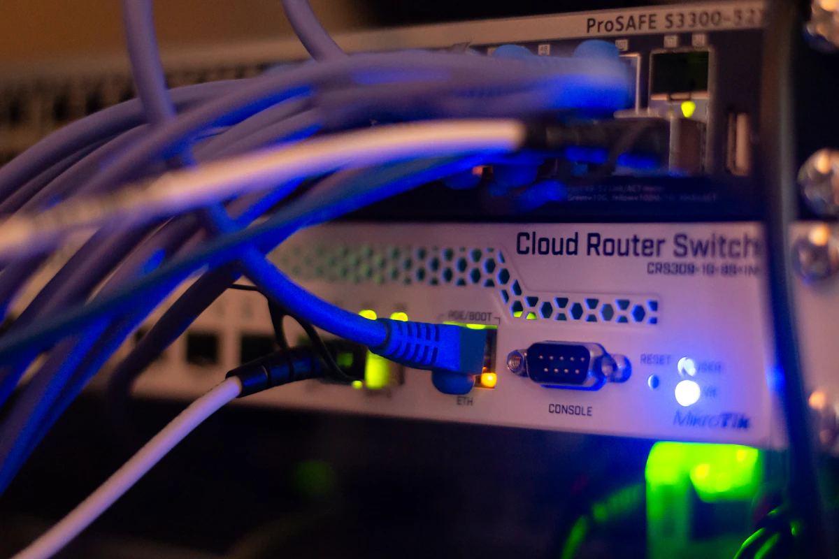 мрежово оборудване с Ethernet кабели в комуникационен шкаф
