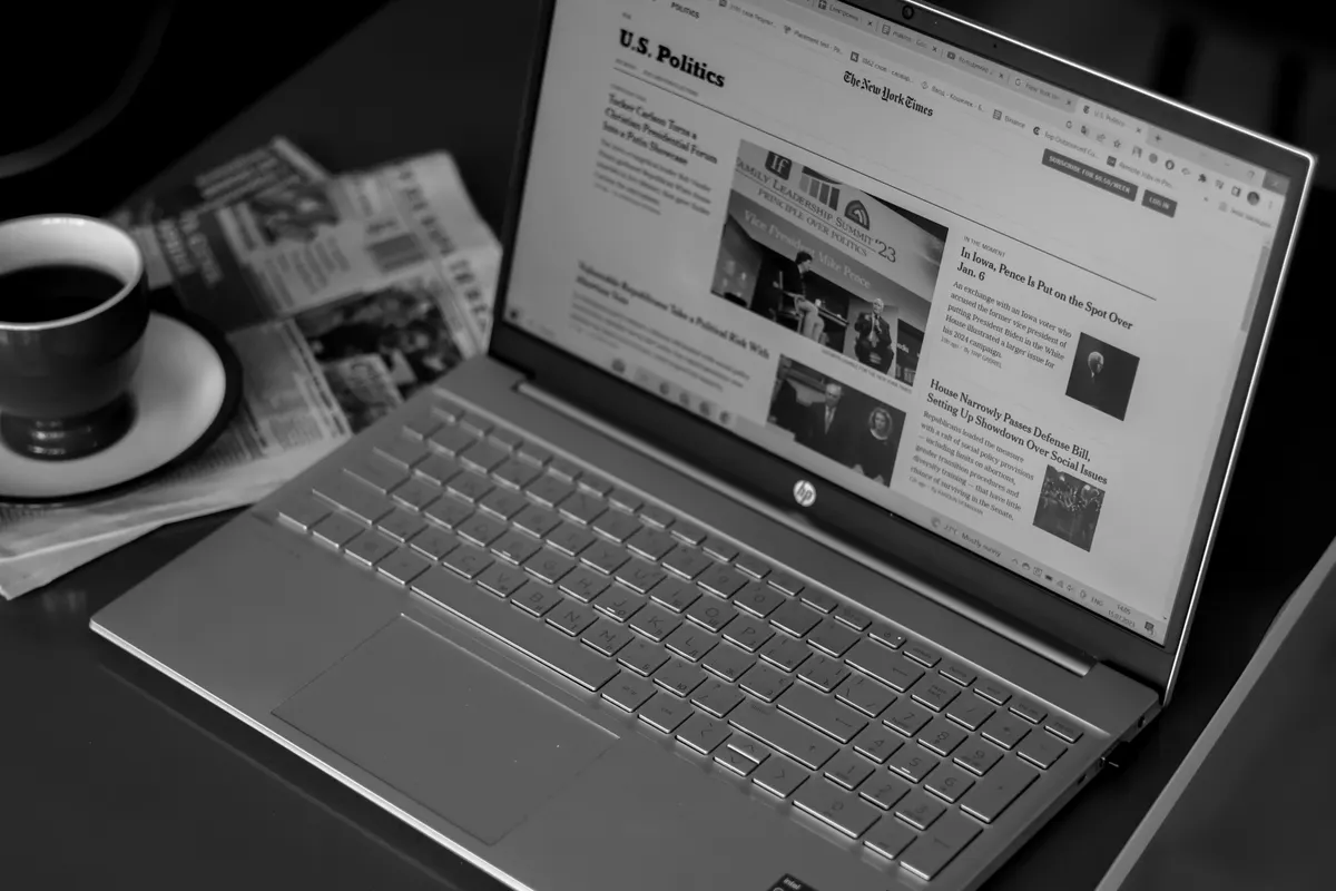 Новинарска страница на лаптоп – илюстрация към проверката на контекст и достоверност