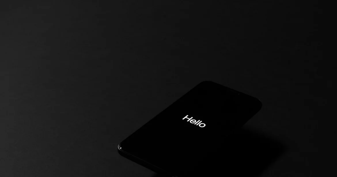 Смартфон на тъмен фон, използван като илюстрация към статия за iPhone 18 Pro